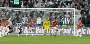 1680476452439009537.gif 华体会 hth-【英超】威震天!威洛克+威尔逊双头球,纽卡2比0曼联