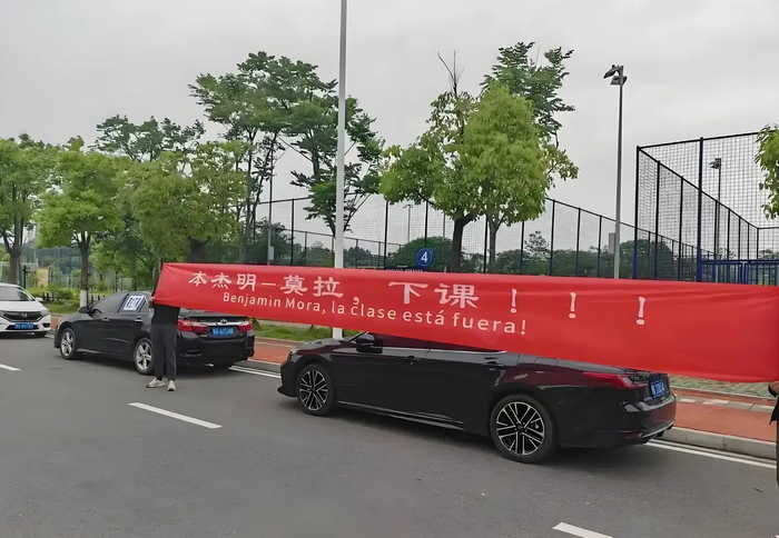 华体会体育app-武汉三镇换帅如翻书！邓卓翔又要来背锅，他能拯救这座城吗？|莫拉|中超|李金羽|俱乐部|球队_新浪新闻
